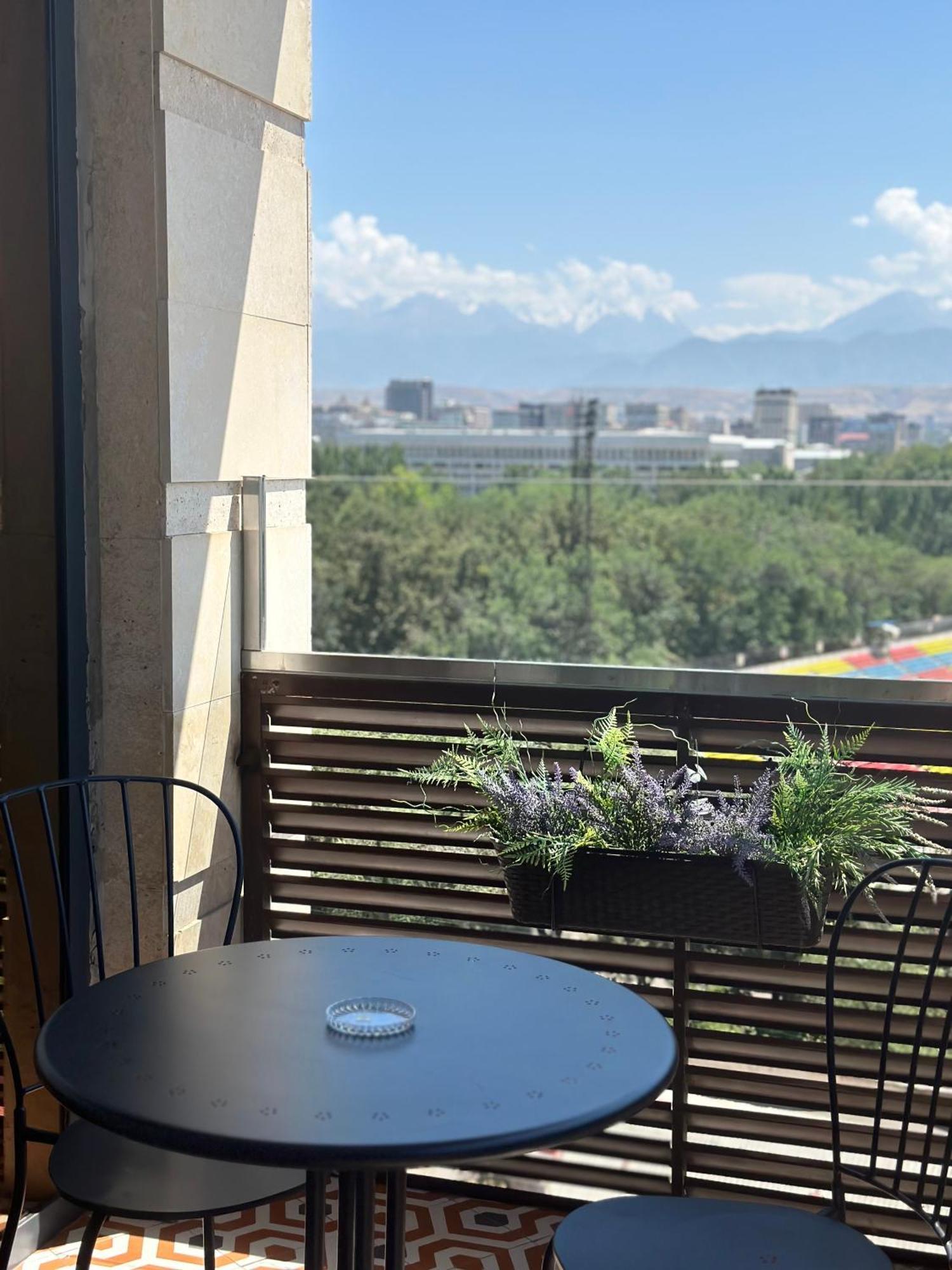 Logvinenko Apartment Bishkek Luaran gambar